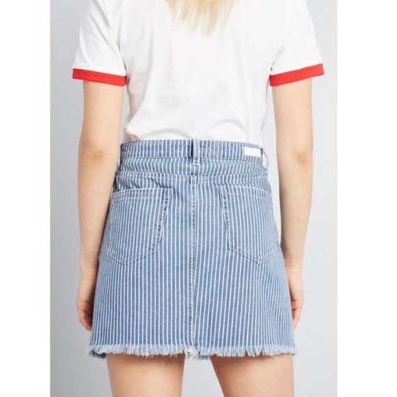 NWOT BLANK NYC Denim Mini Skirt Pale Rails White Blue Striped Fringed Hem sz 27 - Picture 2 of 14